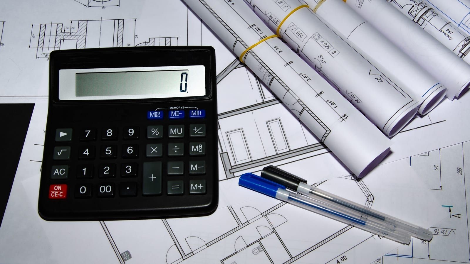 Plano de ingeniería eléctrica con calculadora para presupuestar un centro de transformación