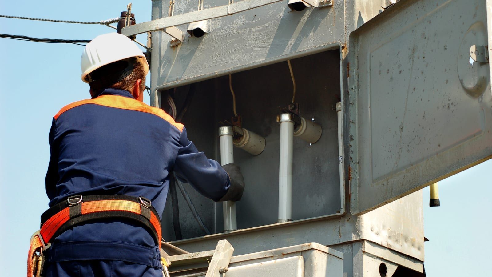 Inspección de aparamenta de alta tensión conforme al reglamento eléctrico