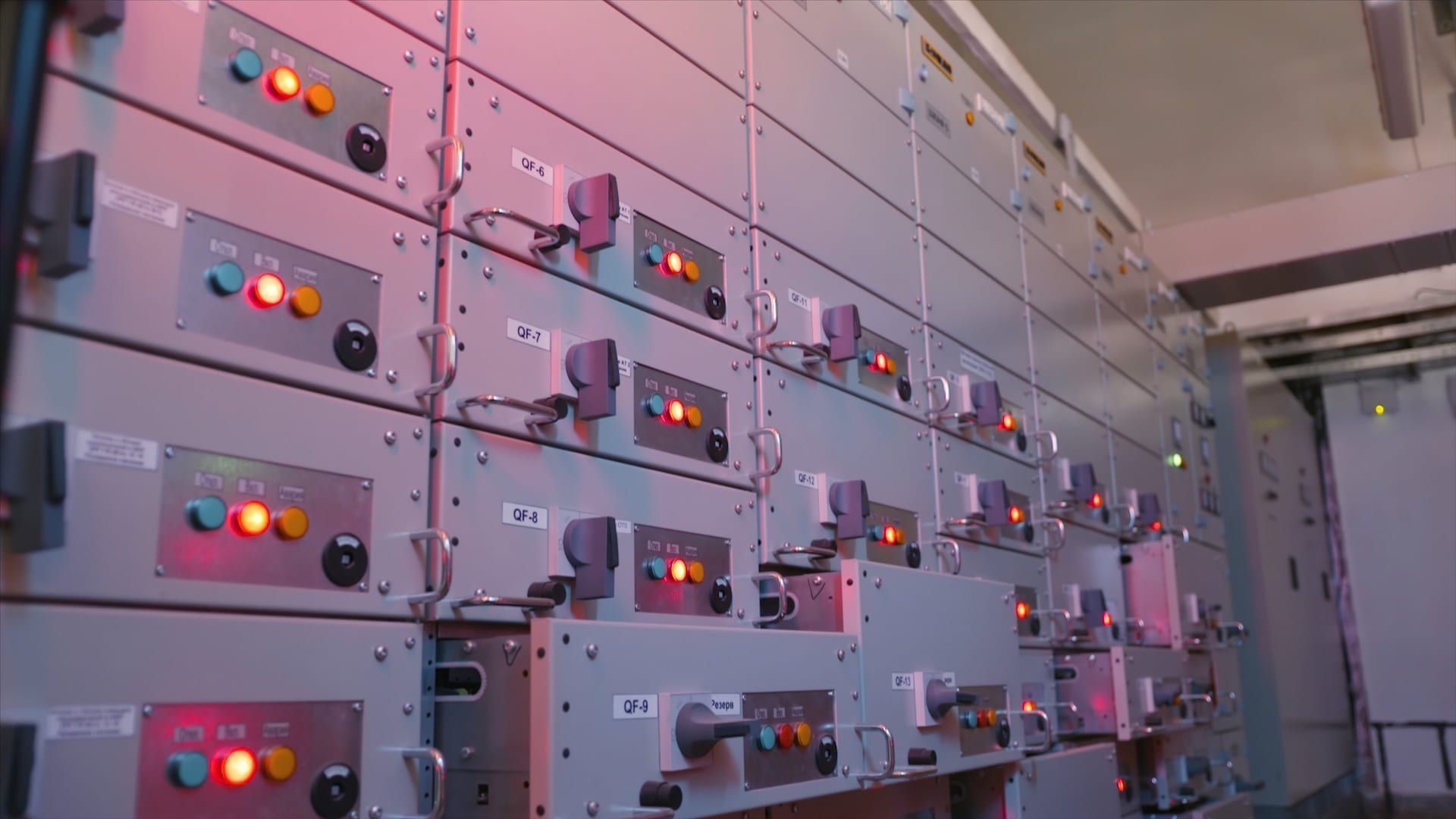 Celdas de media tensión y aparamenta eléctrica en un centro de transformación