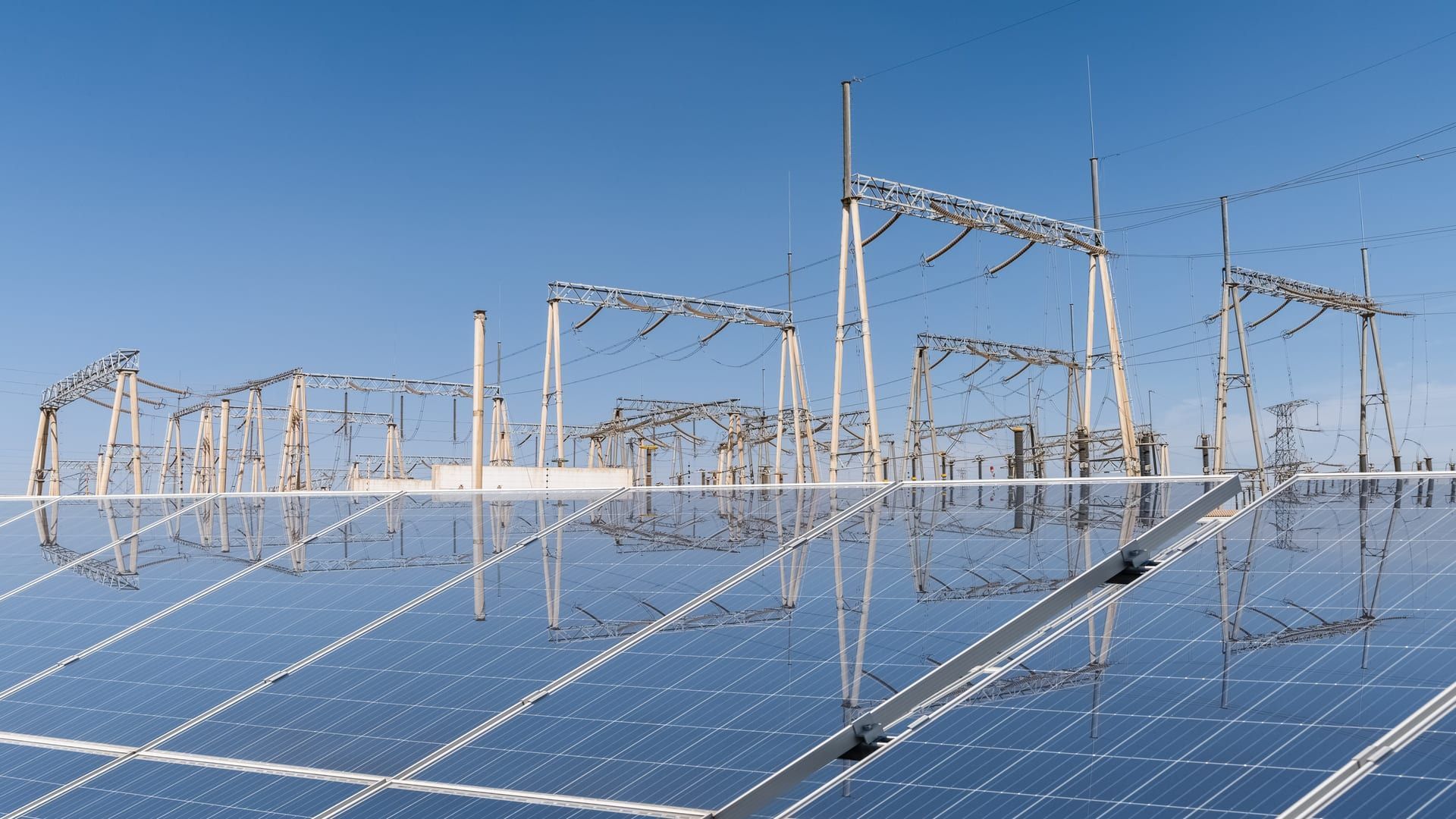 Centro de transformación y subestación de evacuación en una planta fotovoltaica