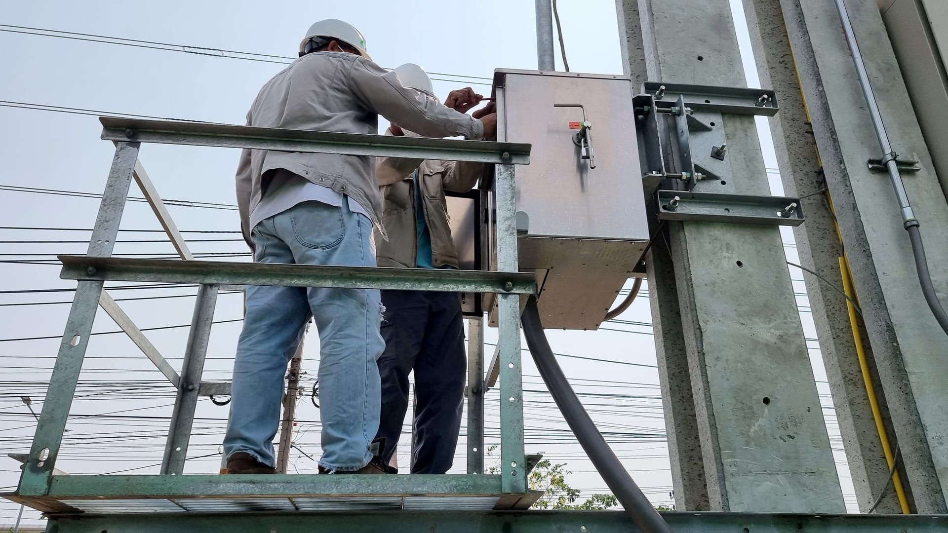 Técnico operando aparamenta de media tensión en un centro de transformación