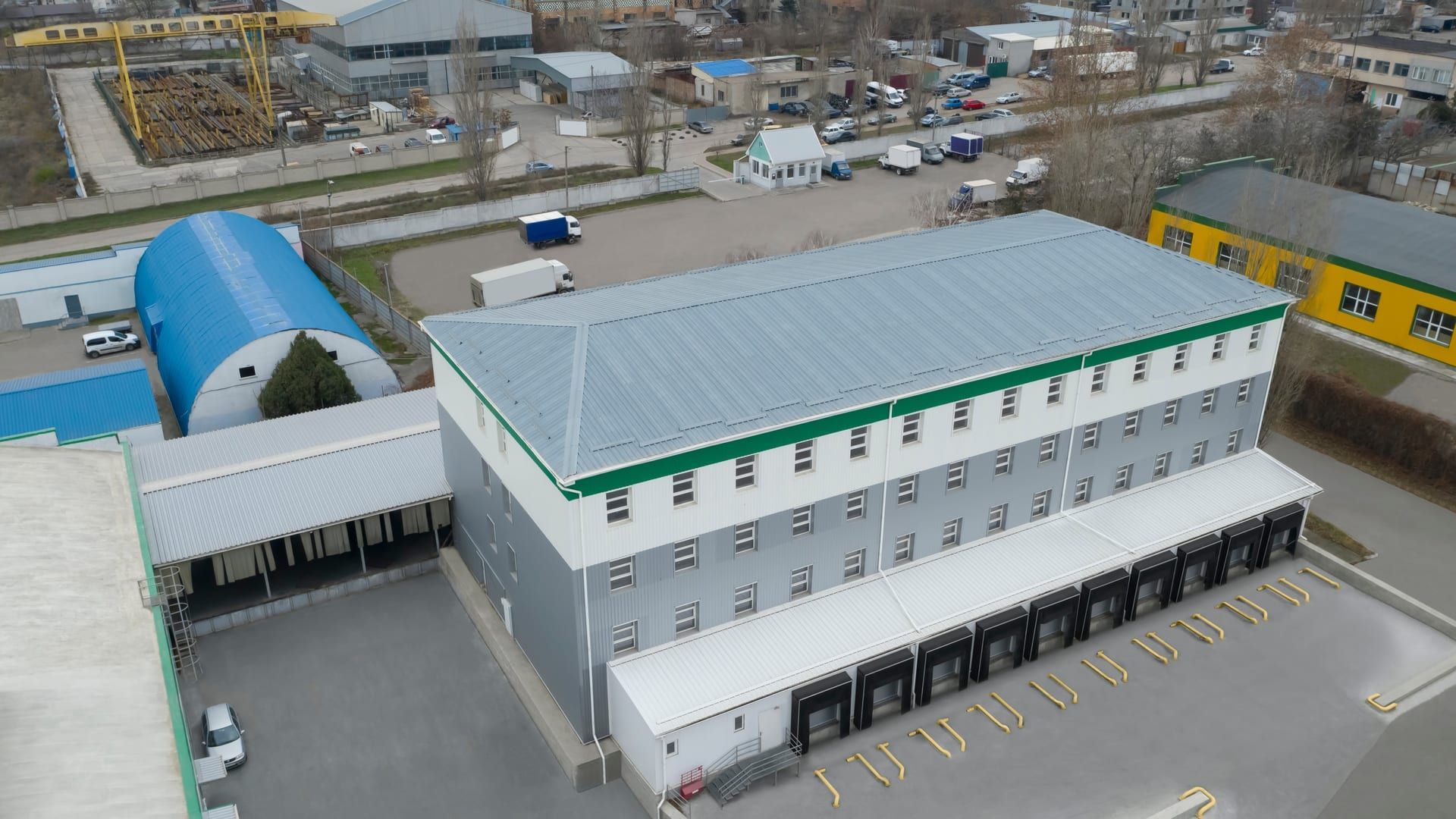 Nave logística con muelles de carga y suministro eléctrico en media tensión