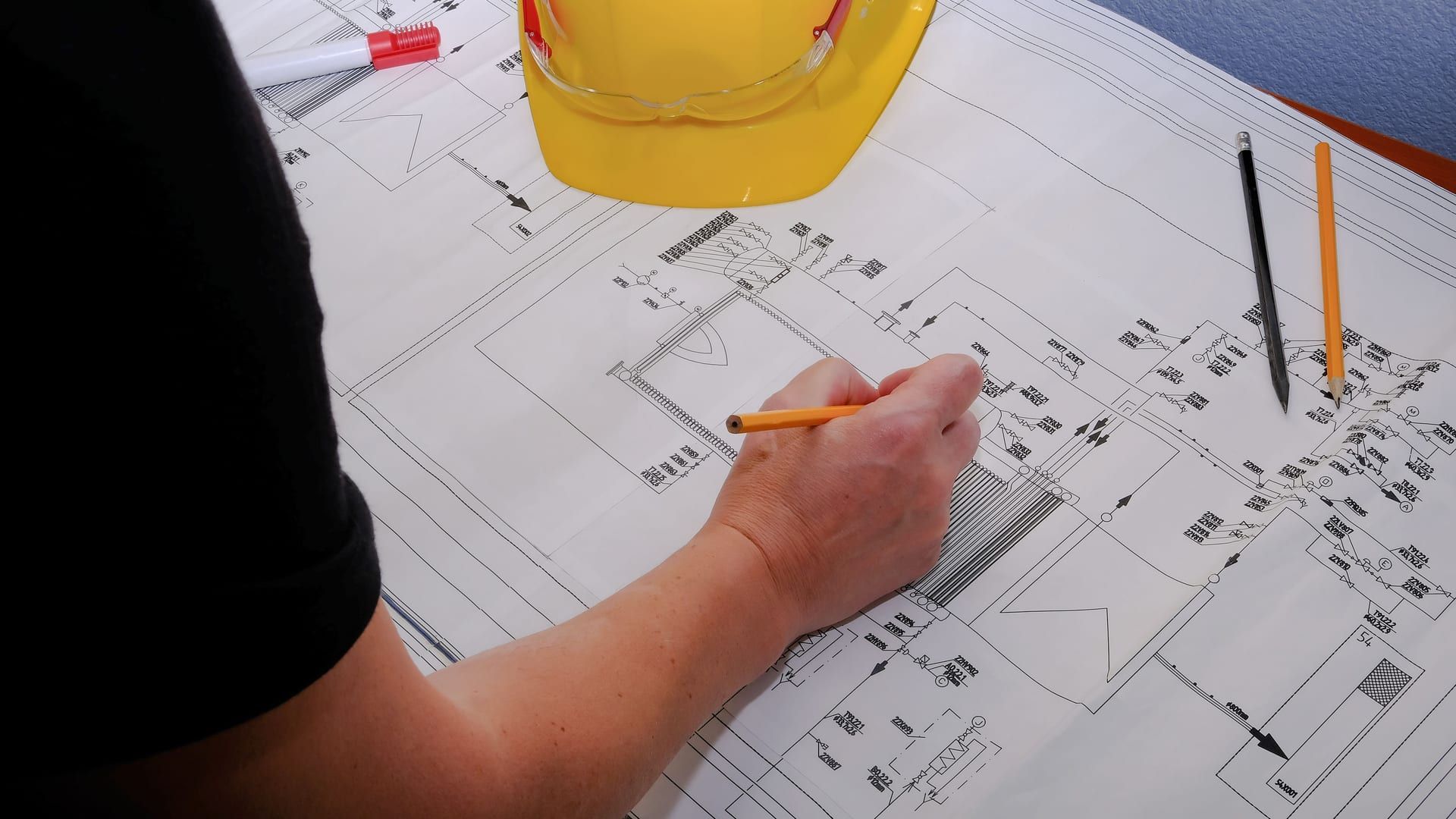 Ingeniería eléctrica sobre el esquema de una instalación de media tensión