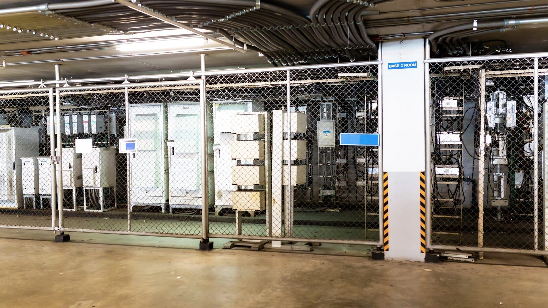 Sala eléctrica con cuadros y aparamenta de media tensión en un edificio terciario