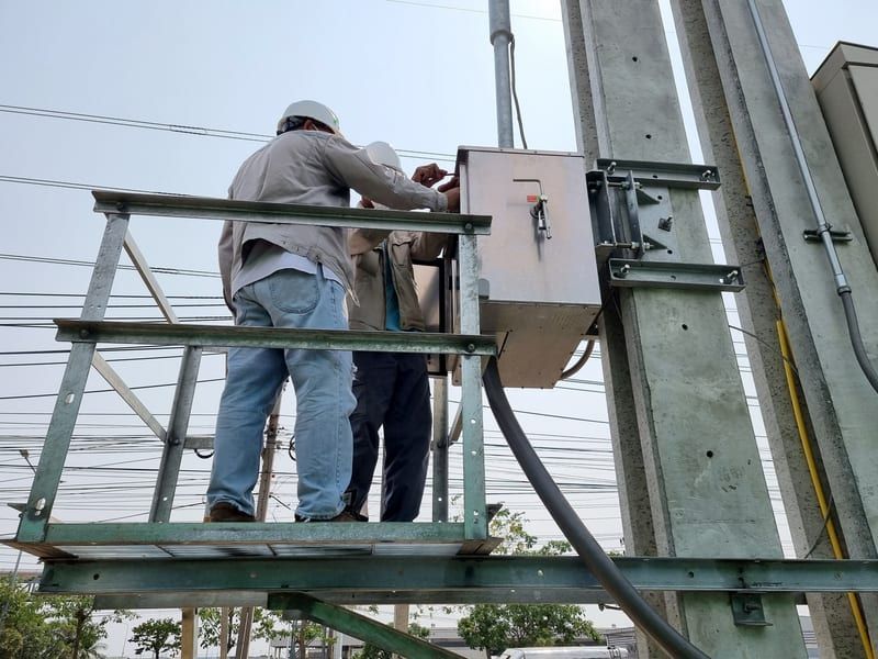 Técnico operando aparamenta de media tensión en un centro de transformación